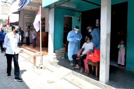 Presiden Jokowi Tinjau Langsung Pelaksanaan Vaksinasi dari Pintu ke Pintu di Madiun