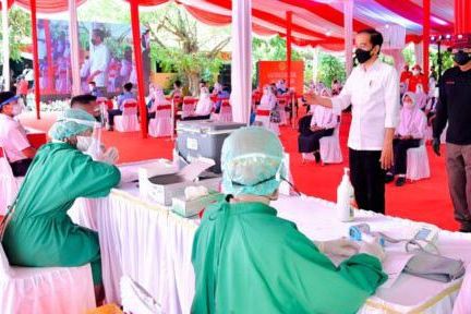 Presiden Jokowi Tinjau Vaksinasi 2.500 Pelajar di Madiun