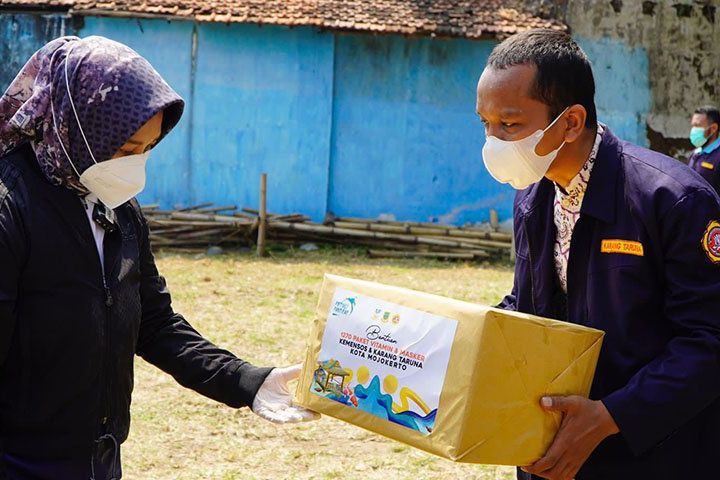 Gandeng Karang Taruna, Pemkot Mojokerto Bagikan Ribuan Paket Vitamin dan Masker untuk Warga 