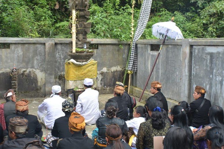 Dua Calon Dukun Pandita Bakal Jalani Mulunen Pada Yadnya Kasada di Bromo