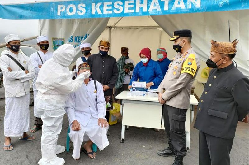 Pastikan Upacara Yadnya Kasada Bebas Covid, Tokoh Adat Suku Tengger Hingga Jagabaya Diswab Antigen