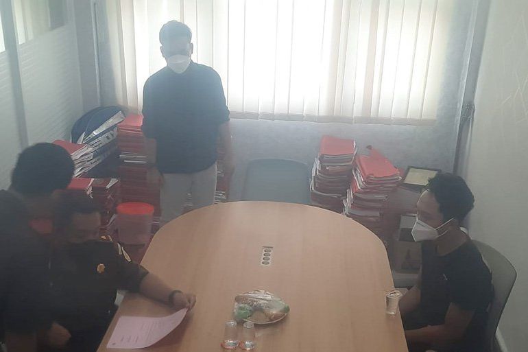 Kasus Aborsi Memasuki Tahap Dua, Bripda Randy Tiba di Kejari Pakai Celana Pendek