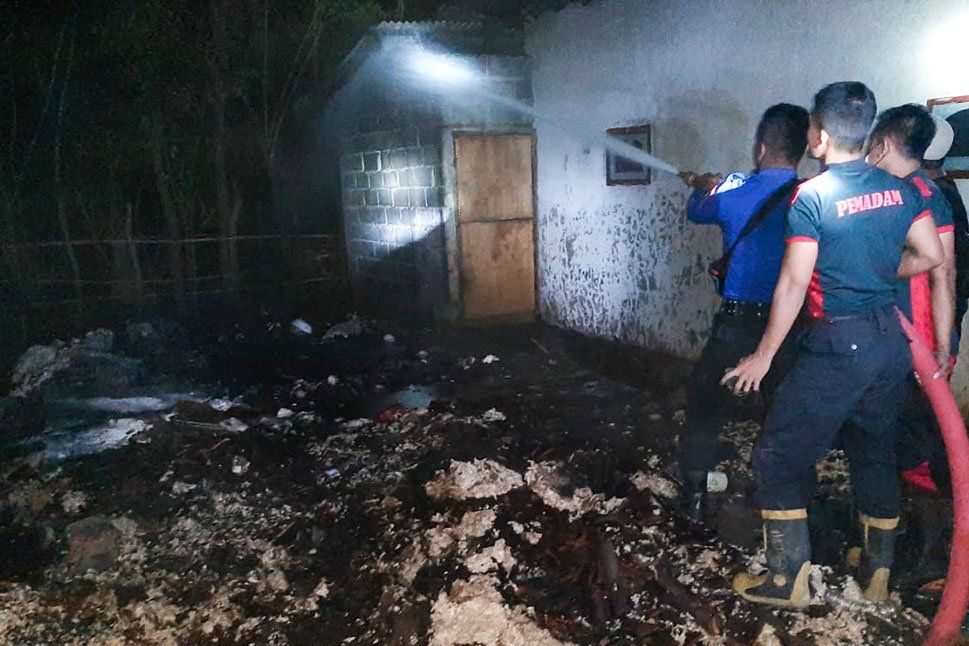 Asyik Gendong Cucu, Rumah Pasutri di Situbondo Terbakar