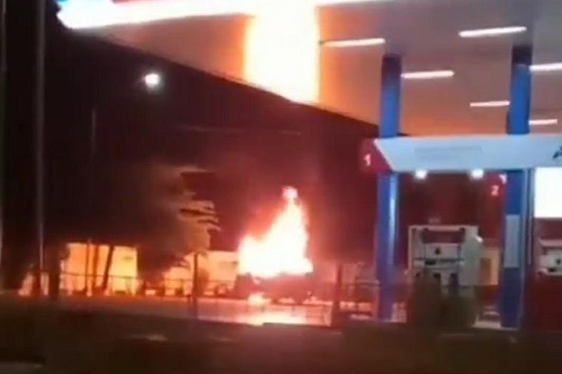 Diduga Konrsleting Listrik Aki, Mobil Terbakar Usai Ngisi BBM di SPBU Paciran Lamongan