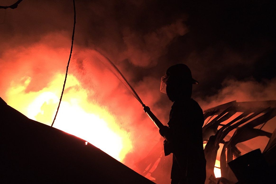 Gudang Penyimpanan Plastik di Sidoarjo Ludes Terbakar