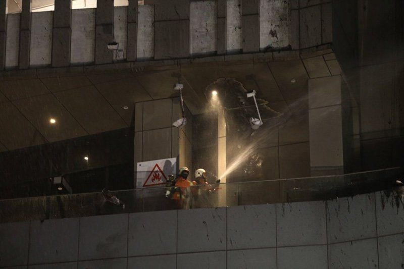 28 Unit Mobil Pemadam Dikerahkan Atasi Kebakaran di Tunjungan Plaza 5