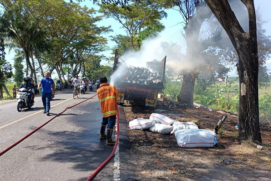 Truk Bermuatan Tiner Terbakar di Jalur Pantura Kraksaan Probolinggo