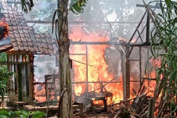 Ditinggal Cari Rumput, Rumah Warga Probolinggo Ludes Terbakar