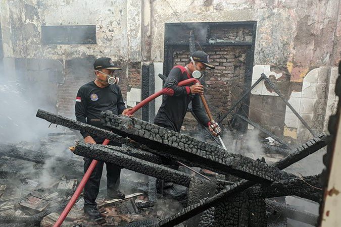 Gedung Bekas Puskesmas Difungsikan Anggota Garnisun Istirahat Terbakar