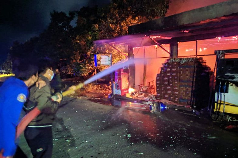 Menyuarkan Ledakan dari Tabung Gas Elpiji, Toko di Situbondo Ludes Terbakar