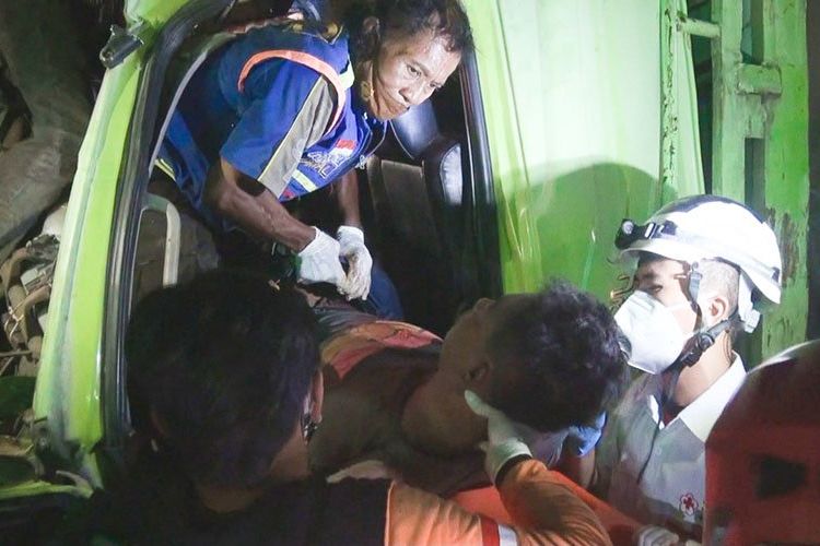 Diduga Ngantuk, Truk Semen Tabrak 1 Truk dan 1 Mobil Ambulans, Sopir Terjepit