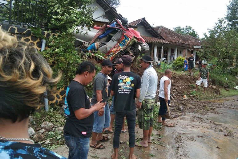 Truk Tangki Air "Cium" Tembok Cor, Sopir Meninggal di Lokasi