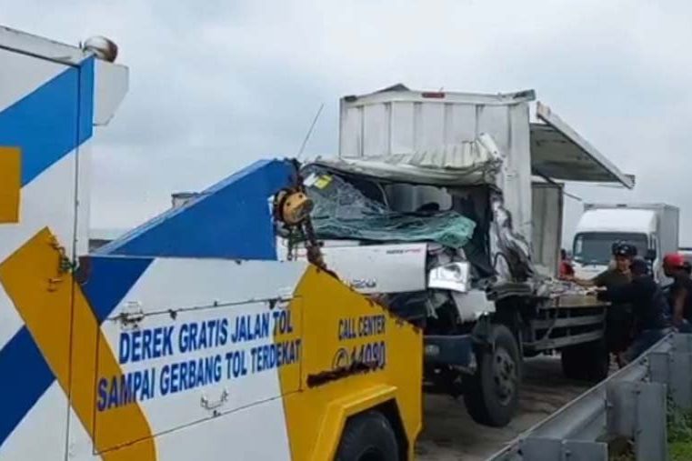 Diduga Kurang Konsentrasi Sopir Truk Tubruk Truk di Tol Madiun
