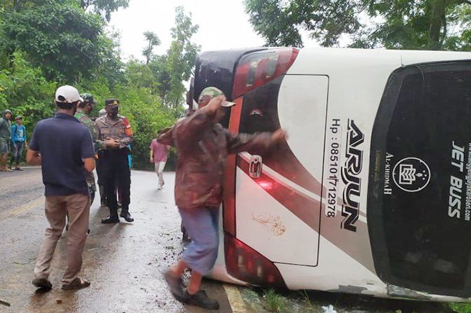 Minibus Alami Rem Blong Saat Melintas di Jalur Pacet-Cangar, Satu Orang Tewas