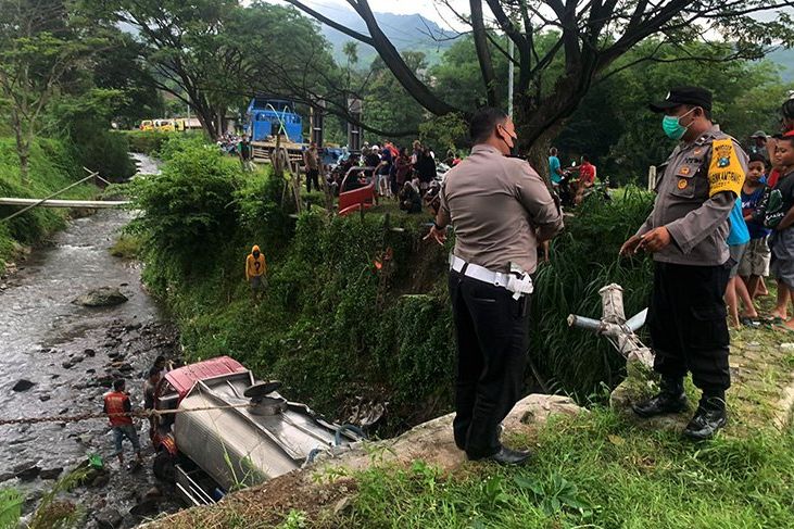 Mesin Mati Mendadak, Truk Tangki Air Masuk ke Sungai Pacet Mojokerto