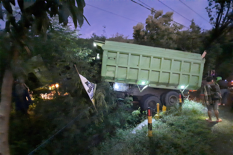 Truk Fuso Nyasar di Jalur Pantura Perbukitan Pantai Bentar Probolinggo, Sopir Menghilang