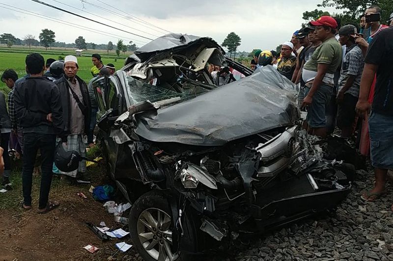 KA Logawa Hantam SUV di Jalur KA Tongas, 4 Orang Meninggal