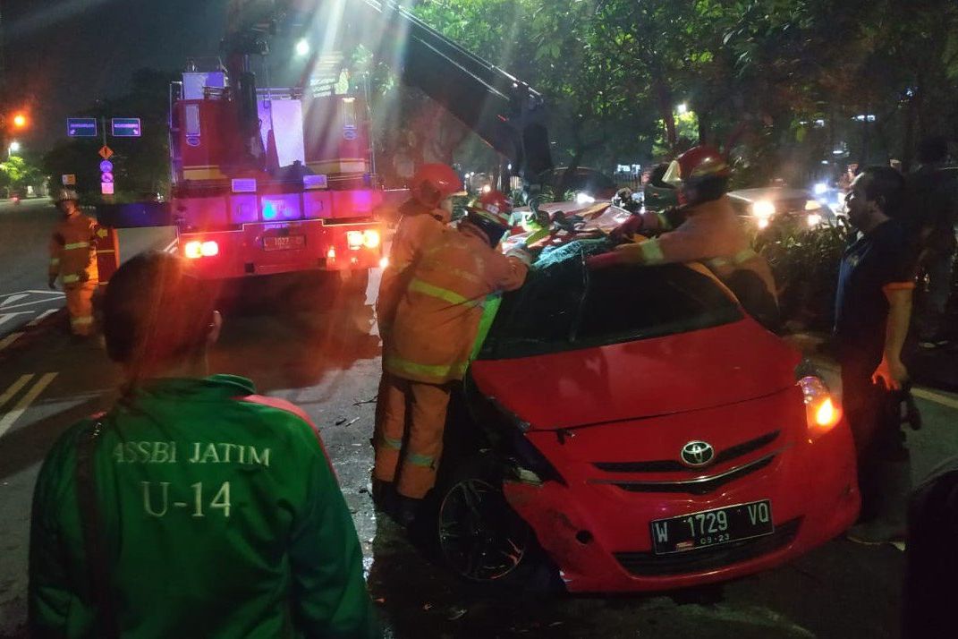 Diduga Ngantuk Warga Sidoarjo Mengalami Kecelakaan Nabrak Pohon