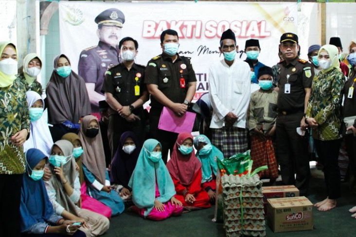 ejari Gresik Beri Bantuan ke Panti Asuhan dan Anjangsana Purnaja