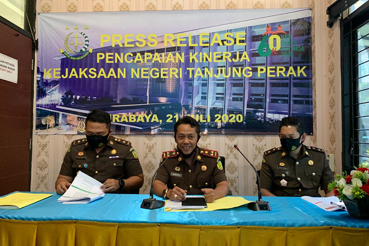 Kejari Perak Menyelamatkan dan Mengembalikan Kerugian Uang Negara Rp 387 Juta
