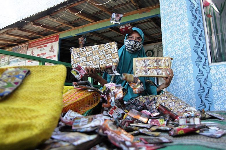 Patuhi PPKM, Kelompok Emak-emak Kerjakan Kerajinan Daur Ulang Sampah di Rumah