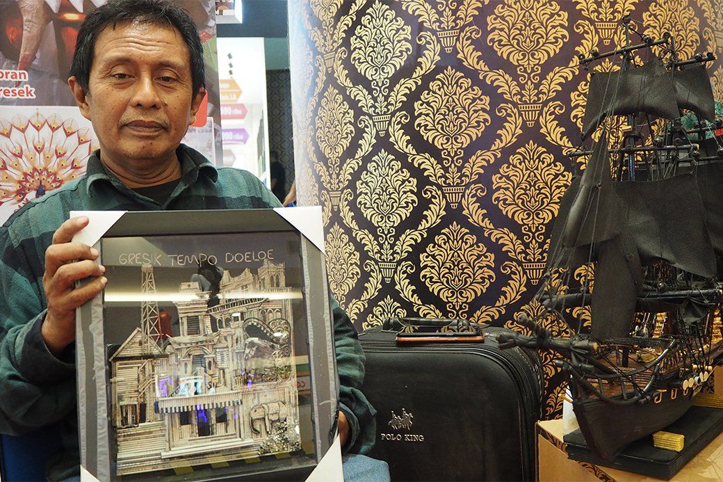 Pensiunan BUMN Sulap Koran Bekas Jadi Ornamen Jutaan Rupiah