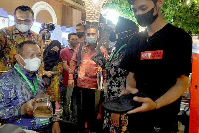 Produk Alas Kaki Kota Mojokerto Mencuri Perhatian Indo Smart City Expo 2021
