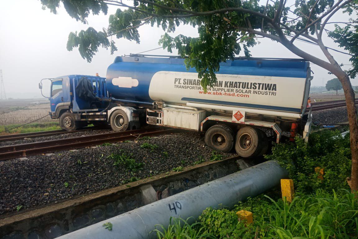 Jalur Terhalang Truk, Tiga Kereta Api Tertahan 