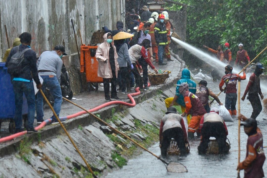 Antisipasi Musim Hujan, DPUBMP dan DKRTH Berhasil Kumpulkan Sampah 15 Dump Truk