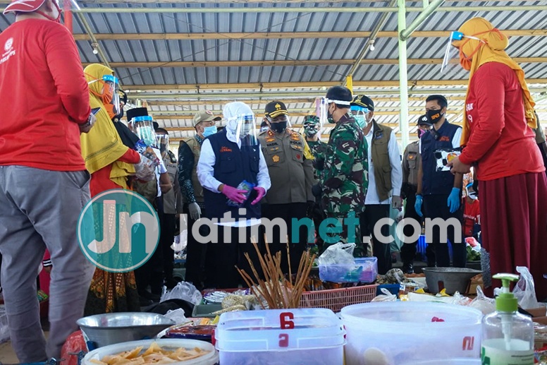 Kunjungi Pasar PPS Gresik, Khofifah : Gresik Saatnya Transisi Menuju <em>New Normal</em>