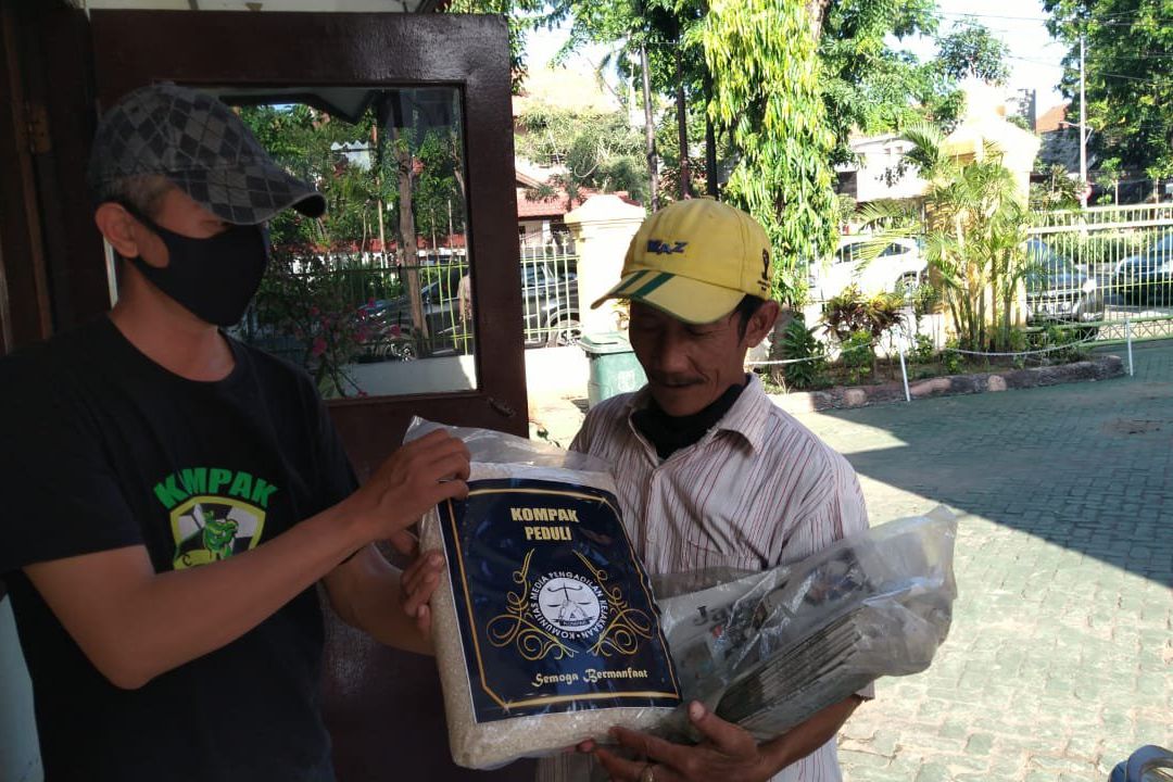 Wartawan Kompak Berbagi Salurkan Beras ke Warga Terdampak Covid-19