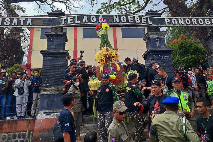 Peringati 1 Sura, Tumpeng Agung Dilarung di Telaga Ngebel