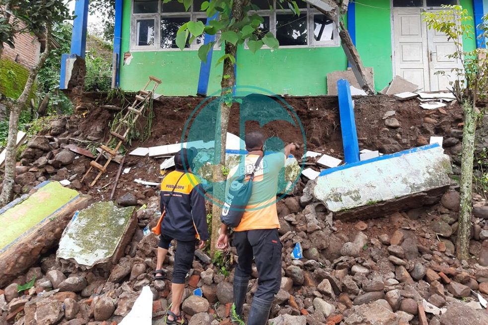 Tanah Longsor Bangunan SD di Situbondo Ambruk