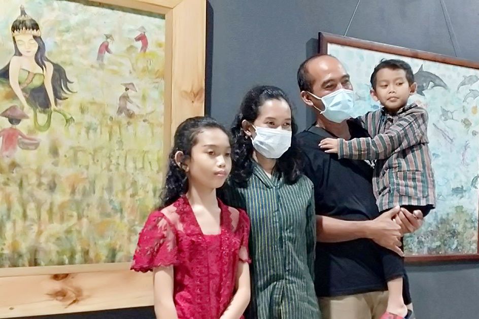 Pelukis Cilik Gelar Pameran Tunggal, Hasilnya Disumbangkan ke Lembaga Sosial