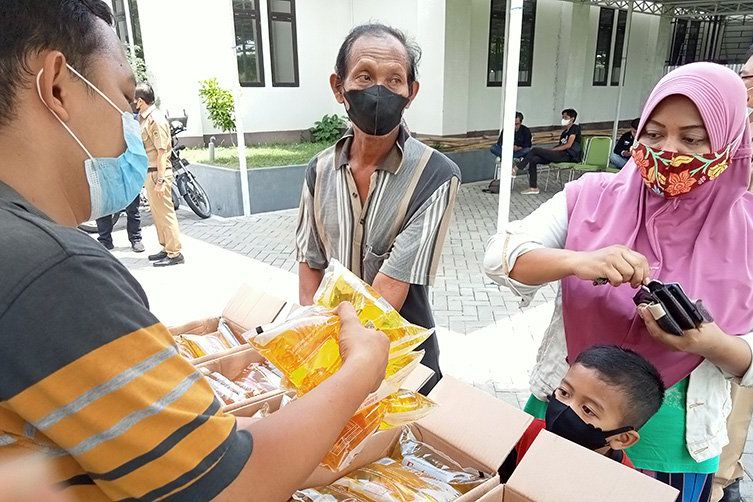 Harga Minyak Melonjak Naik, Disperindagkop dan UM Madiun Gelar Operasi Pasar