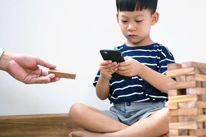 Anak Ingin Bermain Gadget, Lebih Baik Bunda Lakukan Ini