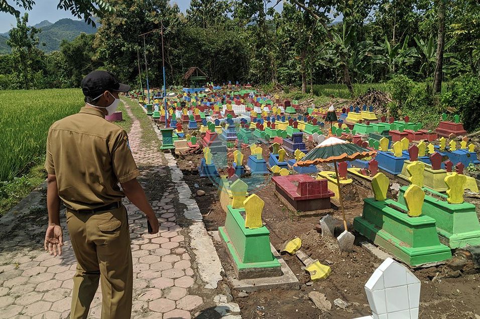 Hilang Kesan Seram, Makam Dirubah Aneka Warna Pelangi