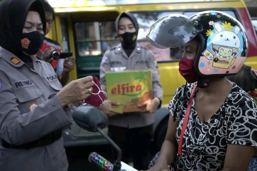 Peringati HBN Polisi di Probolinggo Bagikan Masker Batik ke Pengguna Jalan