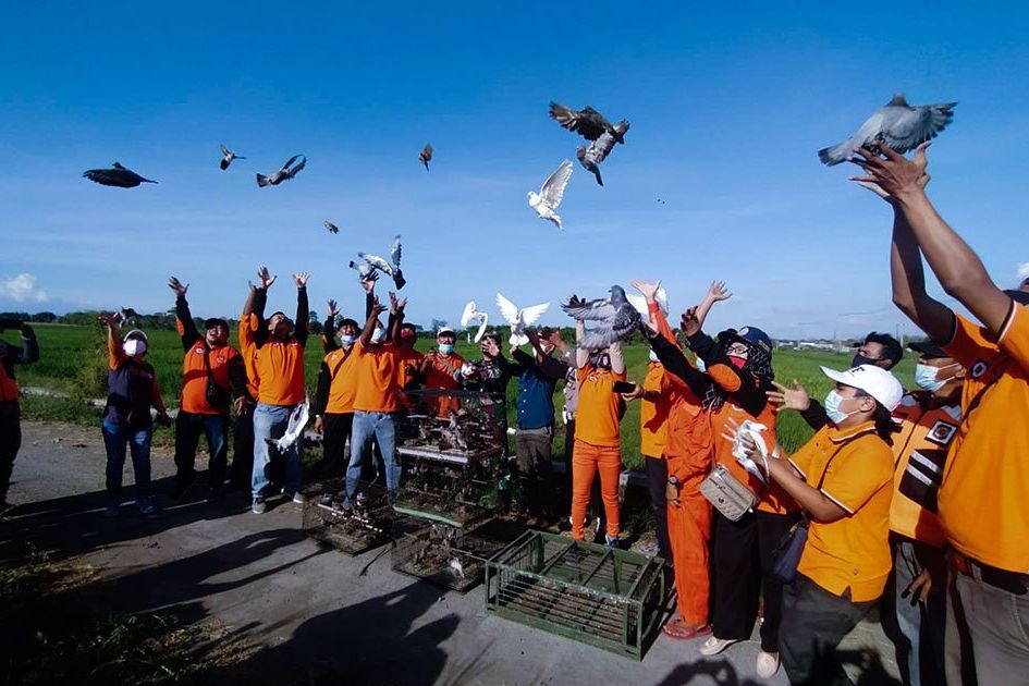 Peringati Hari Bumi, Ratusan Burung dan Ribuan Benih Ikan Dilepas Liarkan Relawan
