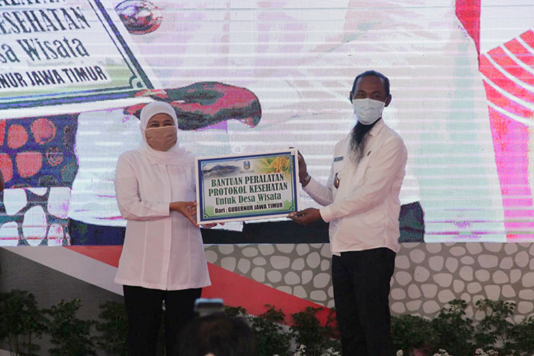 Pandemi, Khofifah Beri Bantuan Protokol Kesehatan di Desa Wisata Gresik