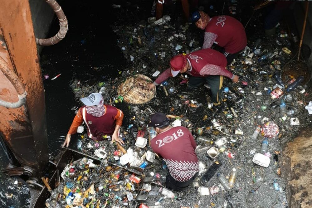 Kerja Bakti di Pegirian dan Kampung Seng Angkut Sampah 22 Dump Truk