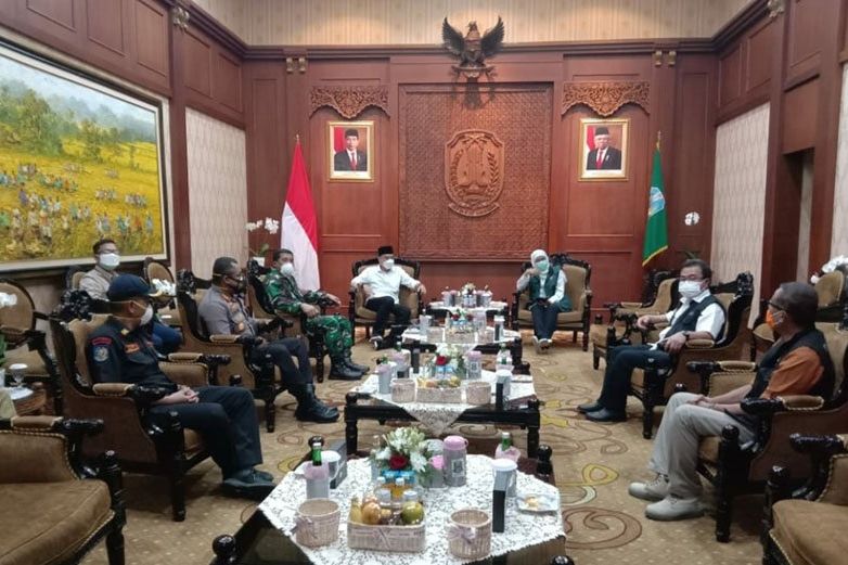 Usai Temui Pendemo, Wali Kota Surabaya Temui Gubernur Jatim untuk Sampaikan Aspirasi