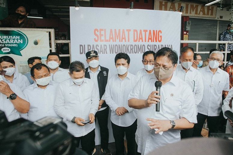Jaga Stabilitas Harga, Menko Airlangga Sidak Operasi Minyak Goreng di Pasar Wonokromo