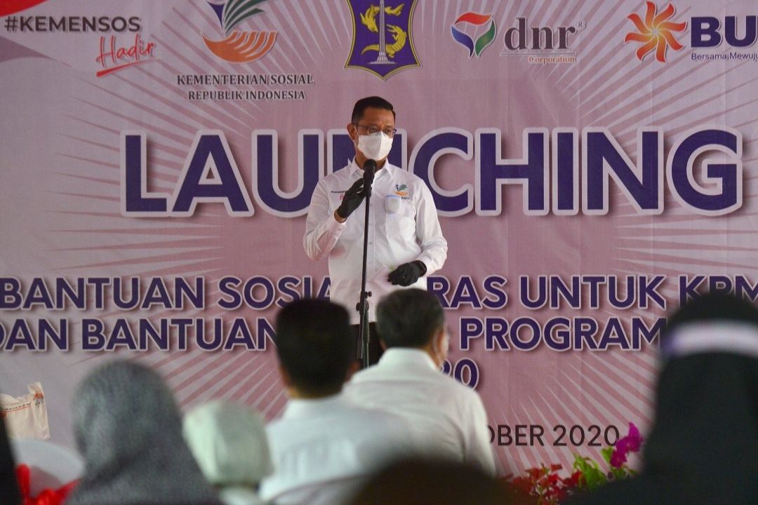 Mensos Tinjau Penyaluran Bansos Beras dan BST di Surabaya