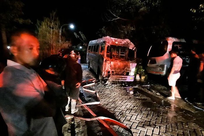 Pasang Lampu Disko, Isuzu Elf Habis Terbakar