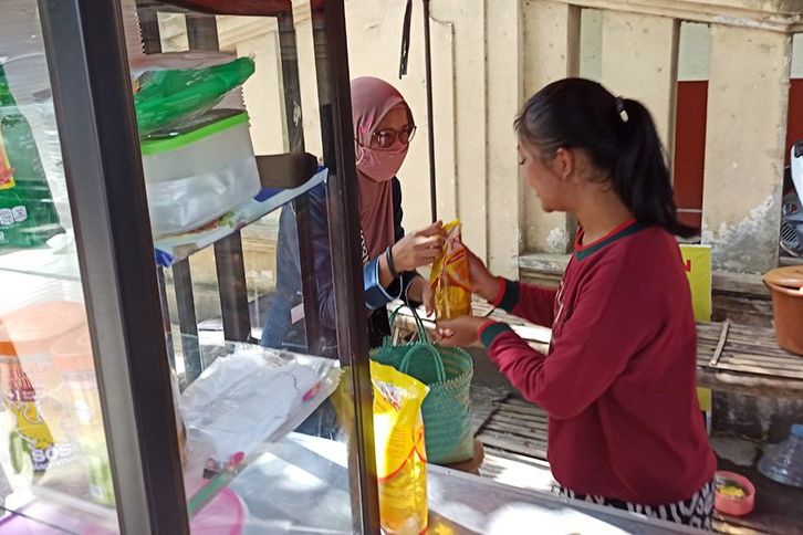 Prihatin Minyak Goreng Masih Mahal, Wanita Ini Bagikan 1200 Liter Minyak Gratis