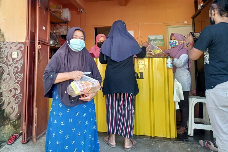 Prihatin Minyak Goreng Langka, Ibu di Ponorogo Bagikan 600 Liter Migor Secara Gratis