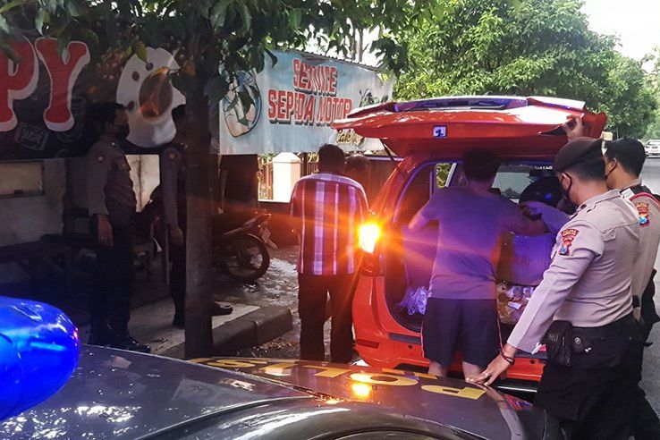 Jadi Kurir, Dua Warga Surabaya Diringkus Saat COD Ratusan Botol Miras Arak Bali