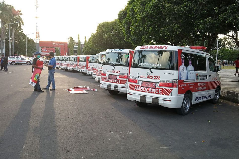 Bupati Hendy Hibahkan Mobil Ambulans Desa ke Pemerintah Desa