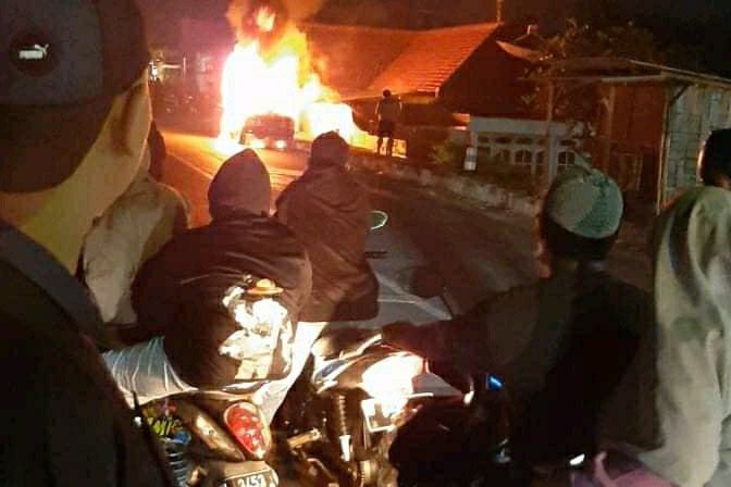 Terpakir di Pinggir Jalan Untuk Jalin Silaturahmi, Mobil Warga Probolinggo Ludes Terbakar
